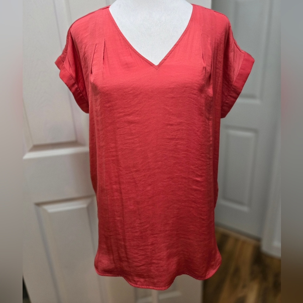Vera Wang, Women's V-Neck Coral Short Sleeve Top. Med.